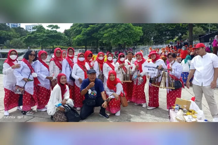 Ratusan Lansia Unjuk...