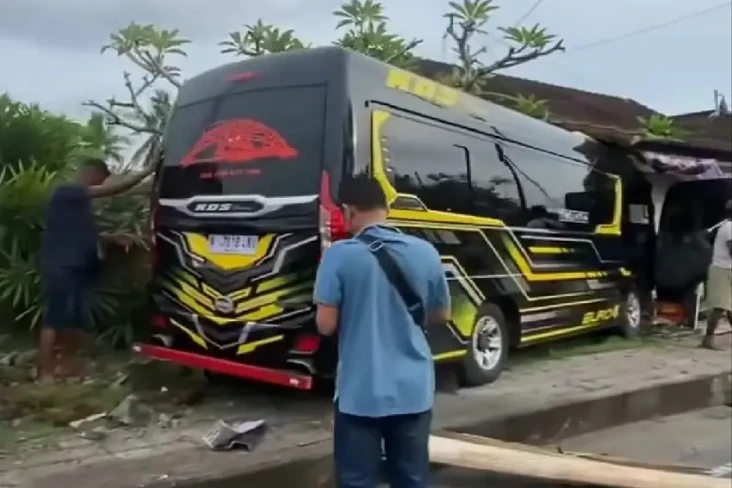 Minibus Rombongan Turis...