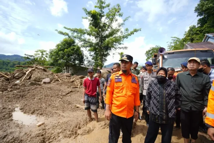 Tinjau Titik Longsor...