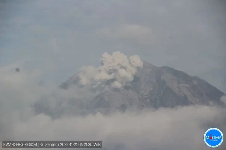 Gunung Semeru Erupsi...
