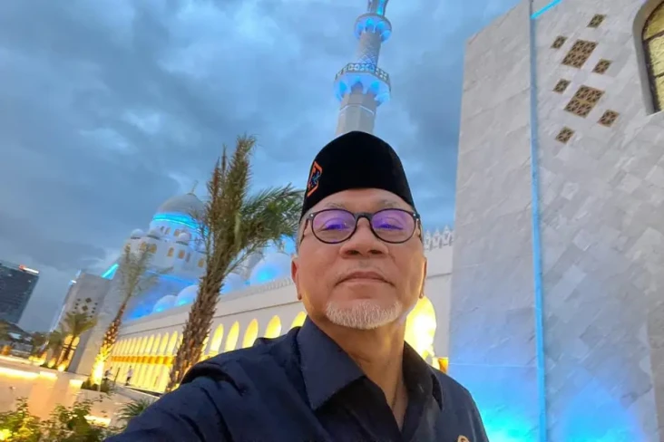 Salat Maghrib di Masjid...