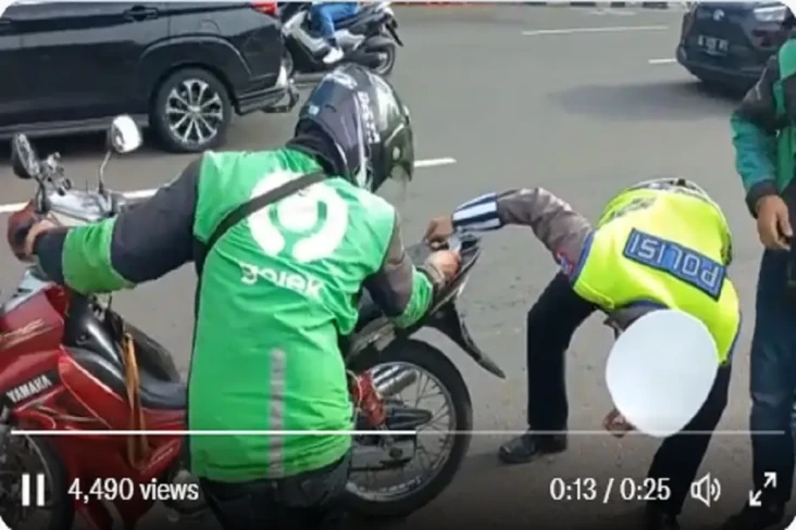 Polisi Bantu Driver...