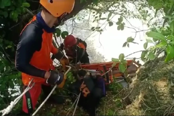 Foto Sambil Salto, Wisatawan...