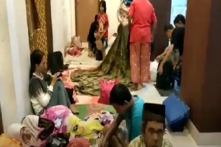 Masih Bertahan di Masjid,...
