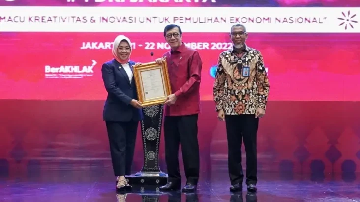 Kemenkumham Beri Penghargaan...