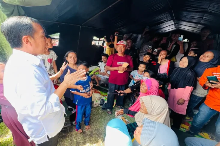 Jokowi Bagikan Bantuan...