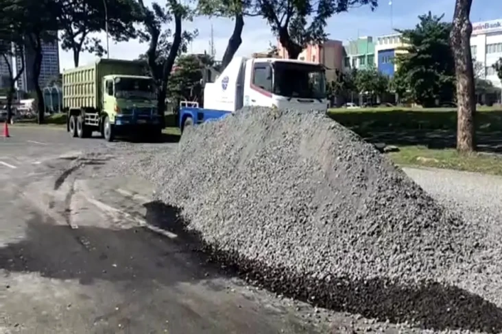 Truk Tronton Terguling...