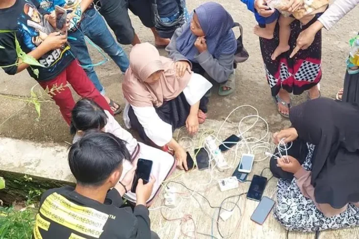 Warga Cianjur Terdampak...