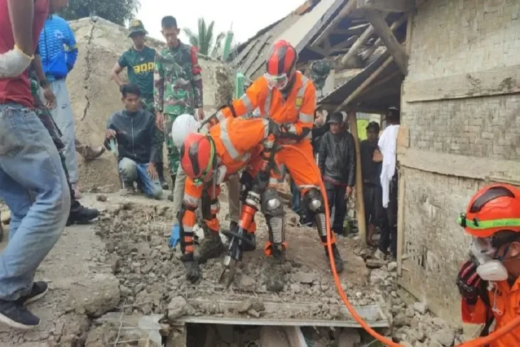 Gempa Cianjur Tewaskan...