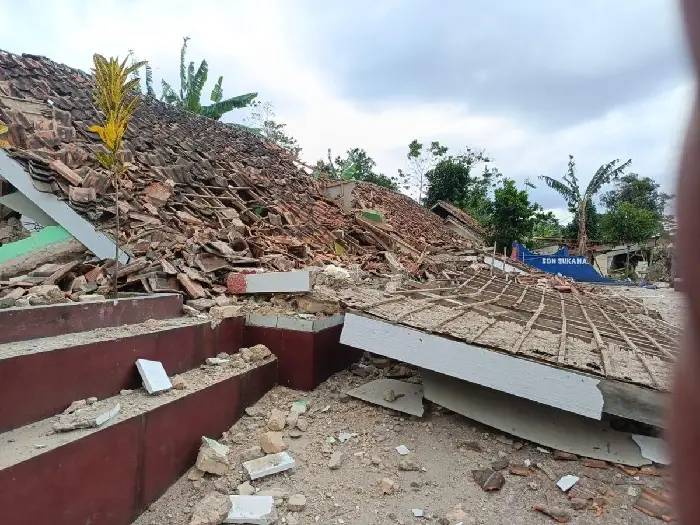 6 Rumah dan 1 Tempat...