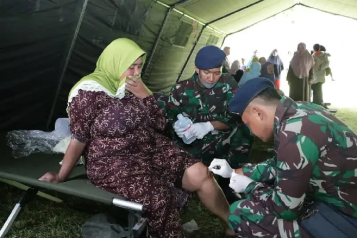 Pakai Truk dan Ambulans,...