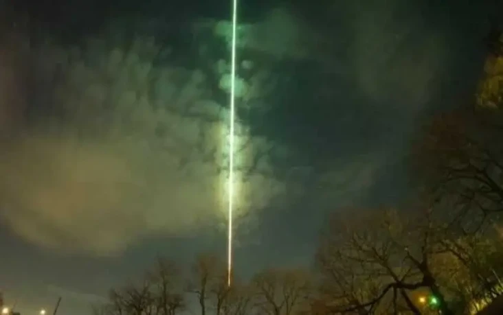 Meteor Berwarna Hijau...