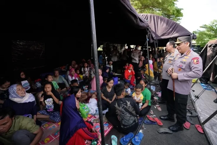 Tinjau Pengungsian Korban...