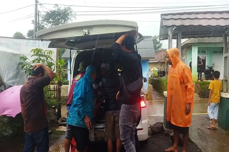 Gempa Kembali Guncang...