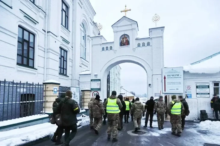 Ukraina Geledah Biara...