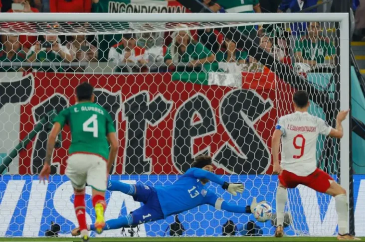 Profil Guillermo Ochoa,...