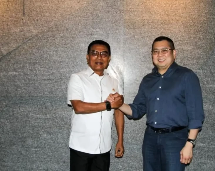 HT Berdiskusi dengan...