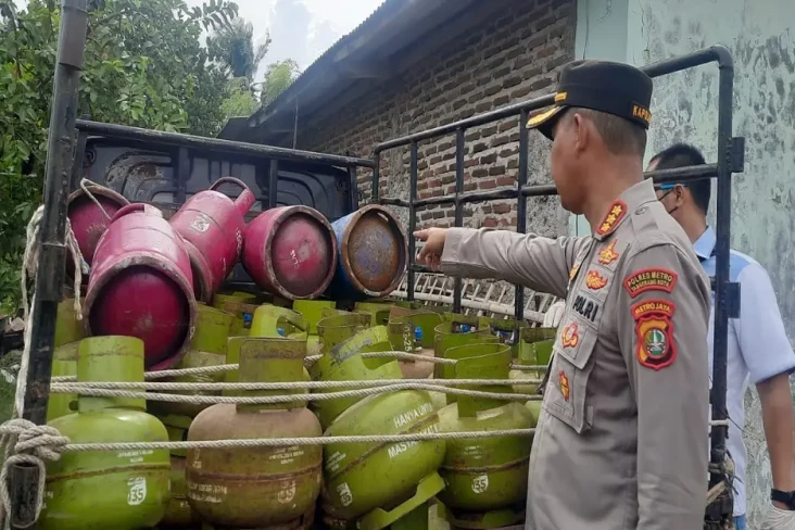 Polisi Gerebek Pengoplos...