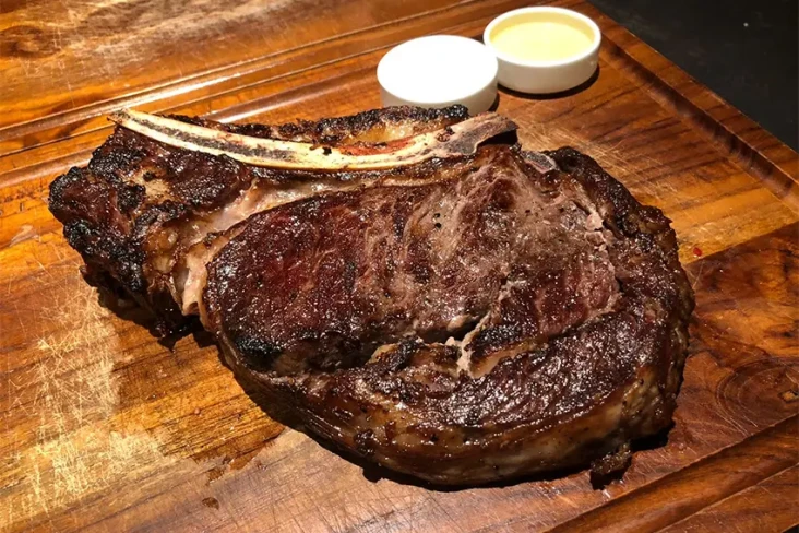 Mencicipi Steak Lezat...
