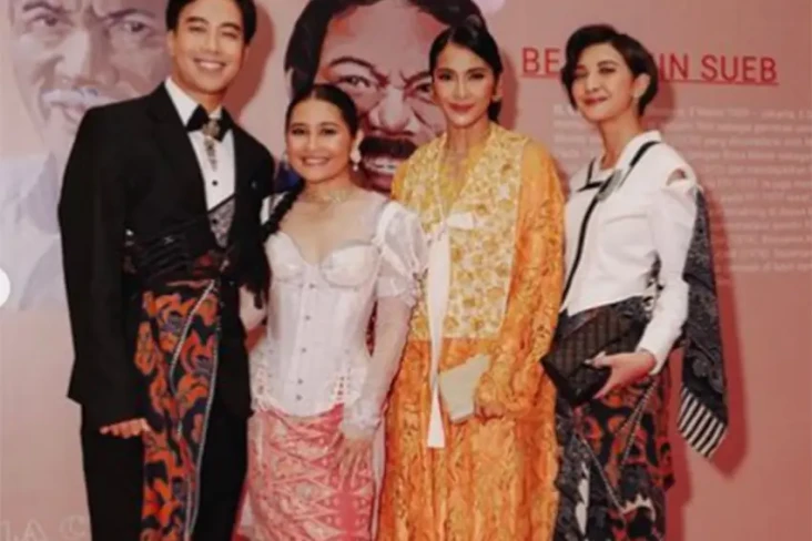 10 Gaya Selebriti di...