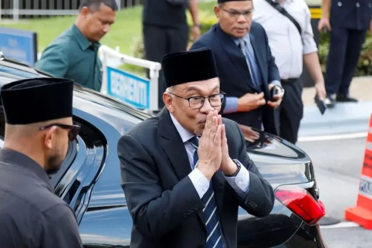 Anwar Ibrahim, dari...