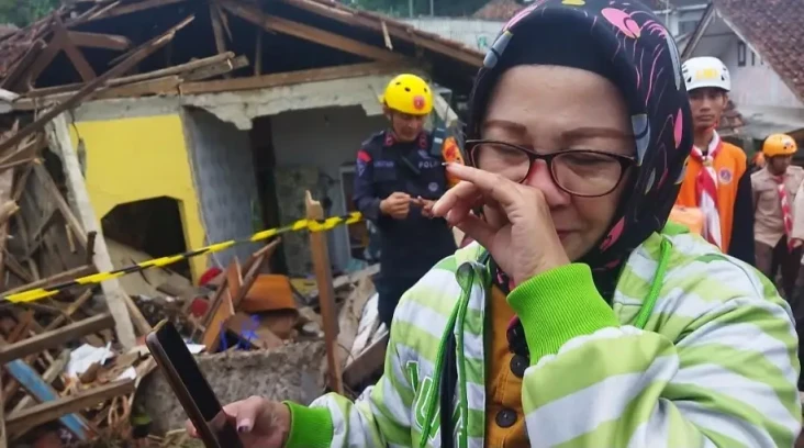 Tangis Iin Mirna Pecah,...