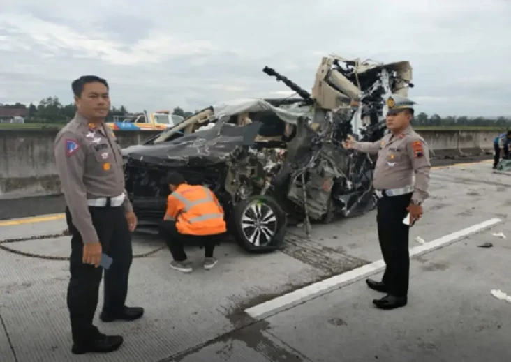 Alphard Seruduk Truk...