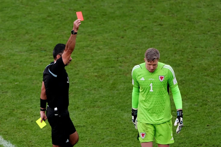 Profil Wayne Hennessey,...