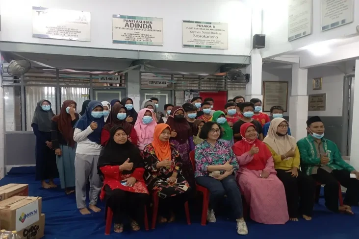 Beri Bantuan ke Panti...