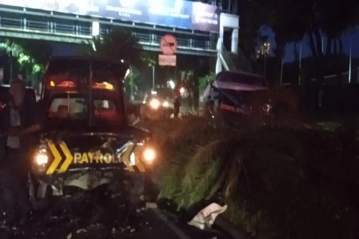 Alphard Seruduk Mobil...