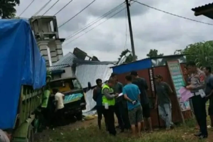 Akibat Pecah Ban, Truk...