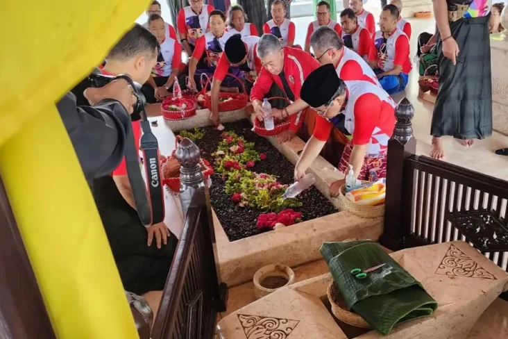 Nyekar ke Makam Bung...
