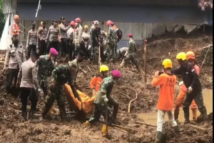 TNI AL dan SAR Gabungan...