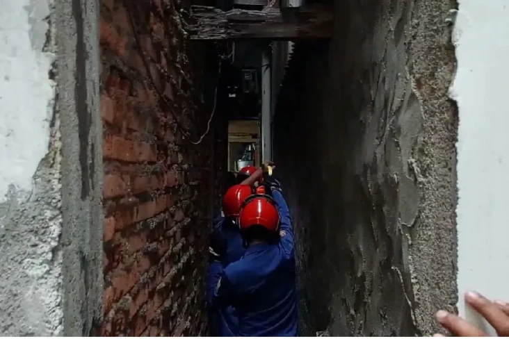 Terbaring Sakit di Gang...