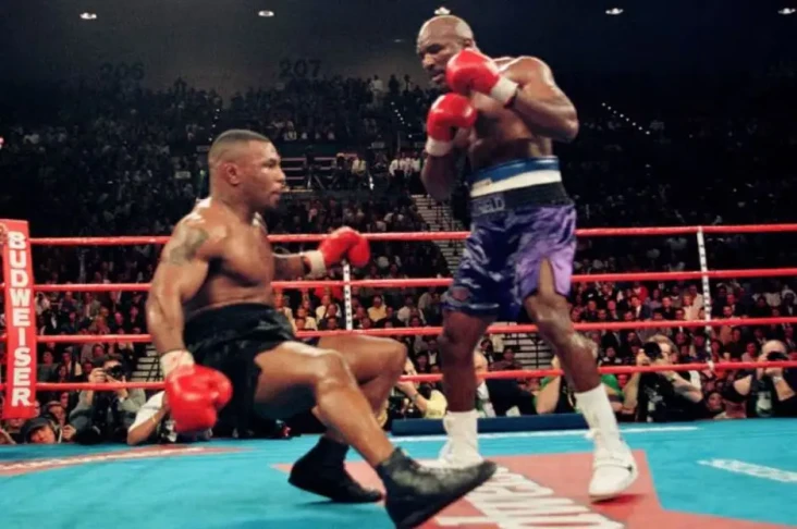 4 Rekor Evander Holyfield...