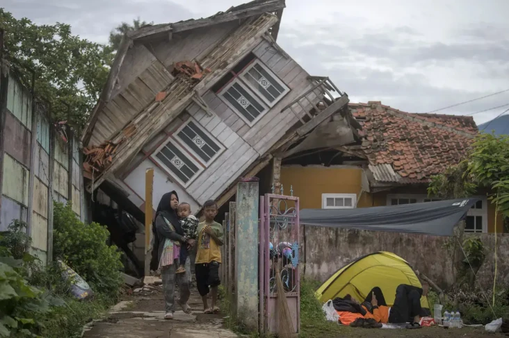 Gempa Susulan Masih...