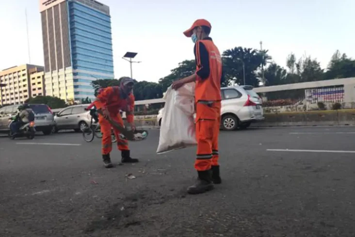 500 Pasukan Oranye Bersihkan...