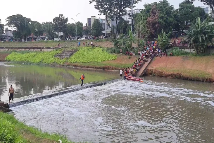 Bocah Tenggelam dan...