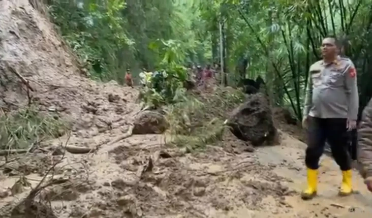 Longsor Tutup Jalan...