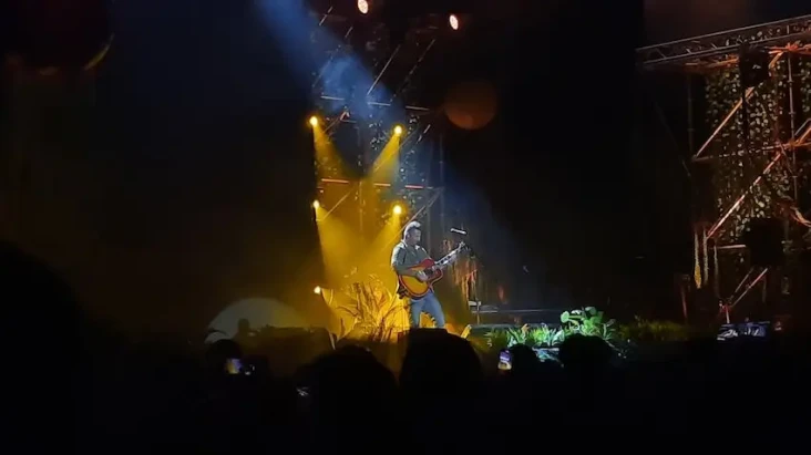 Secondhand Serenade...