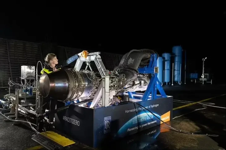 Rolls-Royce Rampungkan...