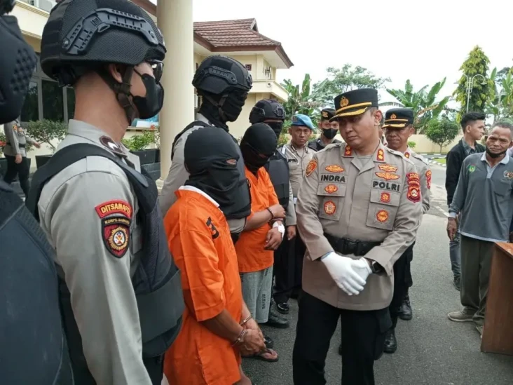 Pembagian Uang Tak Merata,...