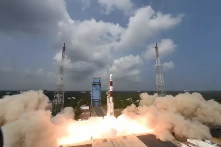 India Luncurkan Satelit...
