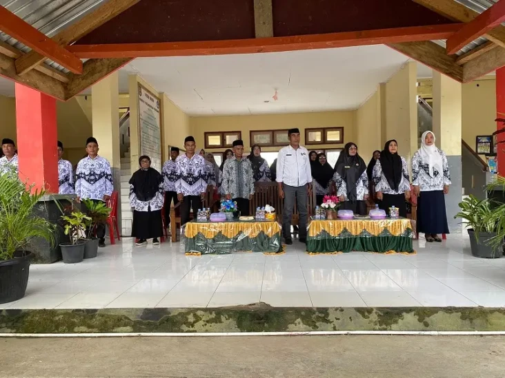 Upacara HUT PGRI dan...
