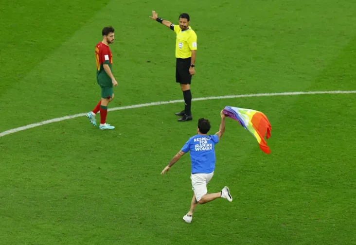 Suporter Masuk Lapangan...