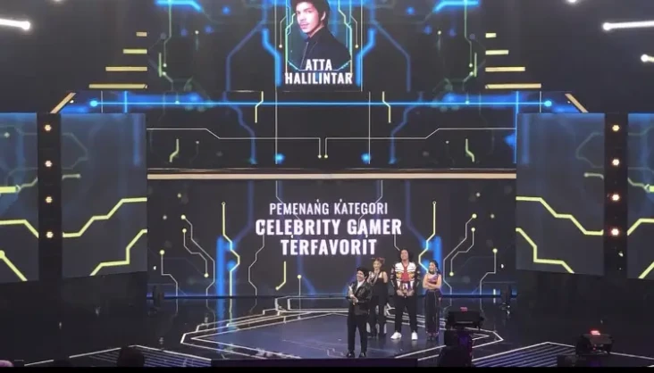 Raih Piala Celebrity...