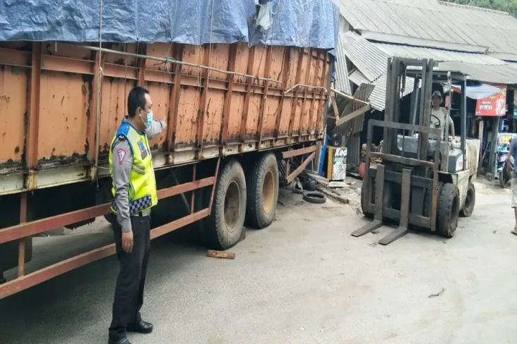 Mogok di Tanjakan, Truk...