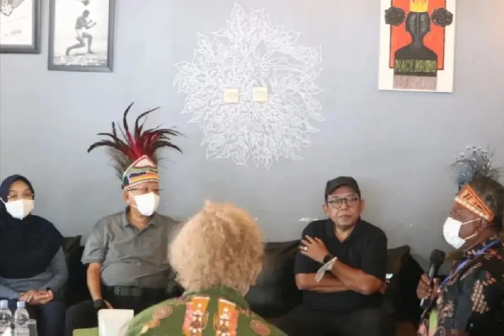 Sambangi Meja Kopi Milik...