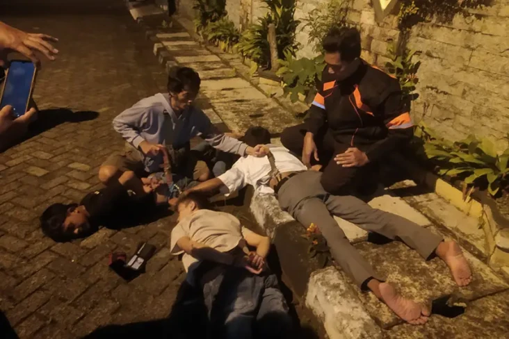 Tertangkap Basah, Empat...