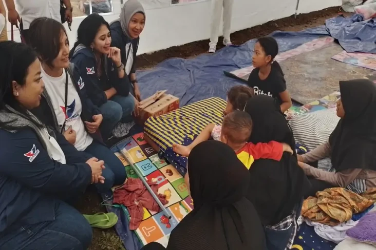 Kunjungi Tenda Pengungsi,...